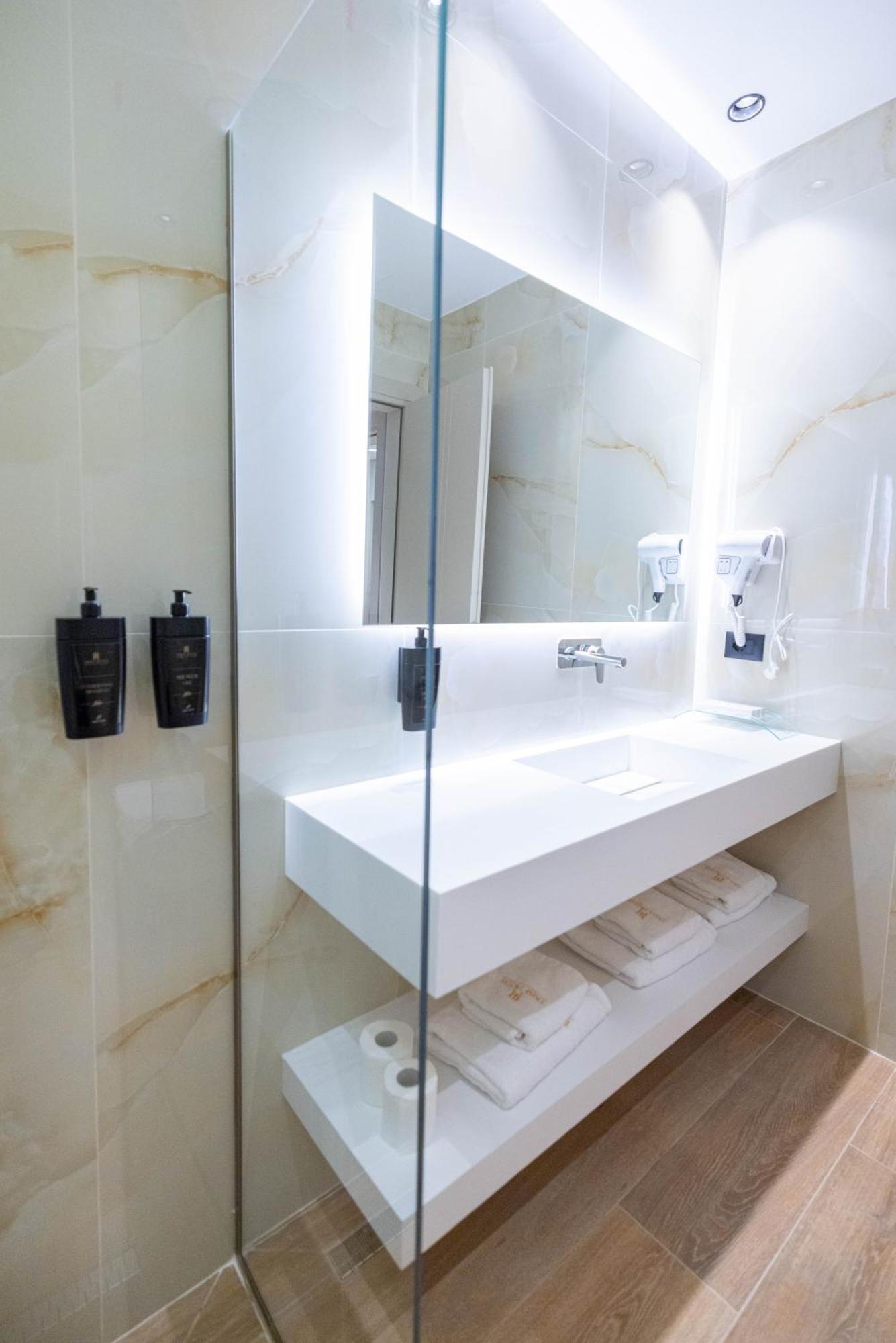 Tris3 Hotel Radhimë Екстериор снимка
